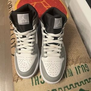 Wmns Air Jordan 1 Mid